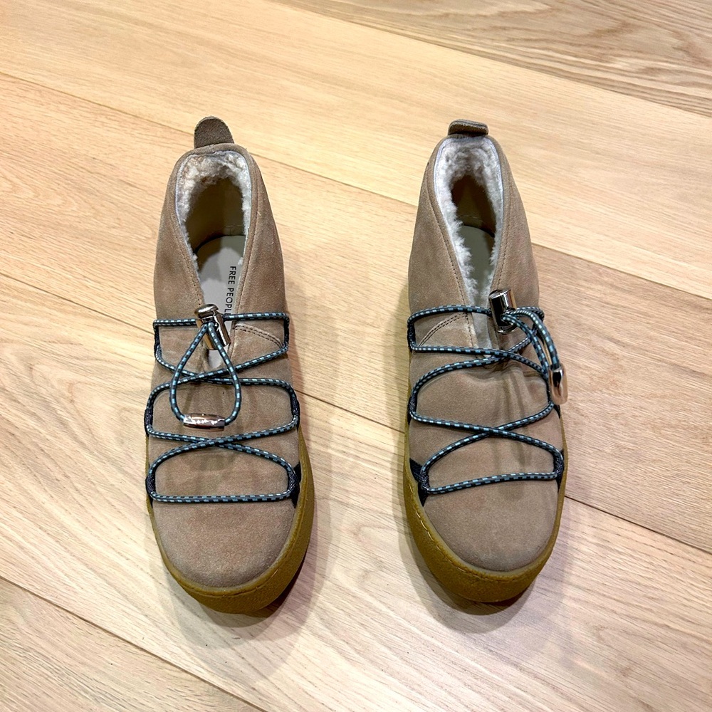 Free People Snowdrop Micro Mukluk Boots
Size 7